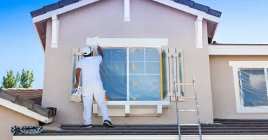 Rodillo aplicando pintura en pared interior