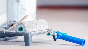 Pintor profesional pintando casa en obra